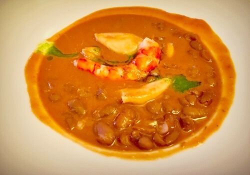 Degustación de Alubias de Gernika con el Chef Juan Pozuelo en Normadie Ondarreta. Ha elaborado dos recetas, una moderna a base de Chipirones & Carabineros y otra tradicional con Panceta & Chorizo. Como entrante unas gildas caseras con producto de primera calidad y de postre el famoso crepe suzette.