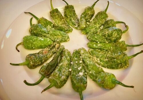 Degustación de Alubias de Gernika con el Chef Juan Pozuelo en Normadie Ondarreta. Ha elaborado dos recetas, una moderna a base de Chipirones & Carabineros y otra tradicional con Panceta & Chorizo. Como entrante unas gildas caseras con producto de primera calidad y de postre el famoso crepe suzette.