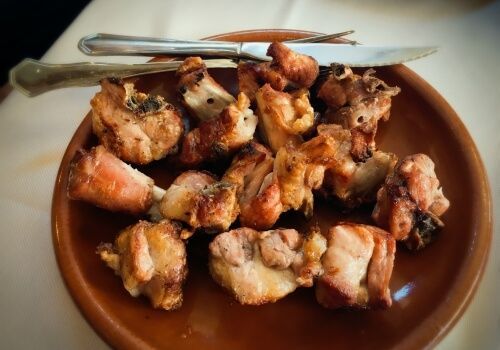 Vino de Peñafiel, de los mejores caldos de España. La ciudad de Peñafiel famosa por sus Bodegas & Gastronomía. Disfruta de sus vino tintos & blancos. La gastronomía a base de Lechazo y Cordero a las brasas del sarmiento. Catas, maridajes y cultura del vino. Enoturismo gastronómico de escapada de fin de semana.