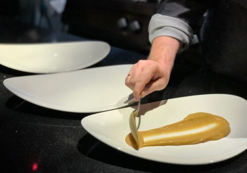 El Restaurante Hielo y Carbón está ubicado en el Hotel Hyatt Centric Gran Vía de Madrid. El Chef al mando es Pablo Bernal de la Cierva, que ofrece dos tipos de cocina, Peruana, como el Ceviche de Rosa Merino y Española, como el Chocolate con Churros. Amplia y original coctelería. Brunch los Domingos.