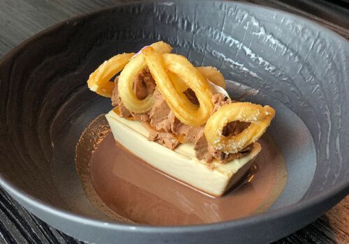 El Restaurante Hielo y Carbón está ubicado en el Hotel Hyatt Centric Gran Vía de Madrid. El Chef al mando es Pablo Bernal de la Cierva, que ofrece dos tipos de cocina, Peruana, como el Ceviche de Rosa Merino y Española, como el Chocolate con Churros. Amplia y original coctelería. Brunch los Domingos.
