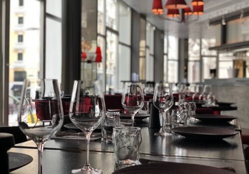 El Restaurante Hielo y Carbón está ubicado en el Hotel Hyatt Centric Gran Vía de Madrid. El Chef al mando es Pablo Bernal de la Cierva, que ofrece dos tipos de cocina, Peruana, como el Ceviche de Rosa Merino y Española, como el Chocolate con Churros. Amplia y original coctelería. Brunch los Domingos.