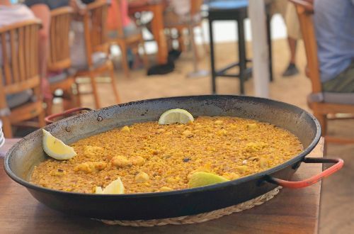 Descubre lo mejor de Ibiza, isla que pertenece a las Baleares. Mar Mediterráneo, calas y playas con aguas turquesas, arena fina y blanca, atardecer de ensueño, gente guapa, ambiente cool, fiesta de día y de noche, restaurantes elegantes, chiringuitos molones y gastronomía con pescados frescos y hoteles de lujo.