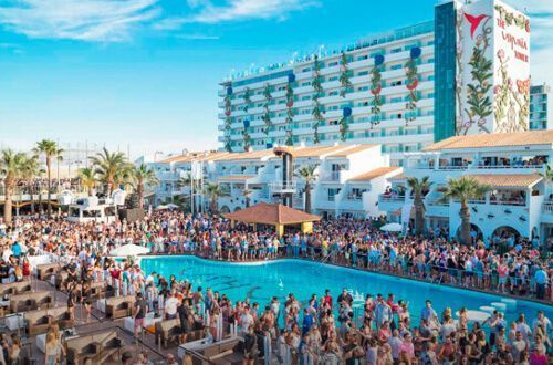 Descubre lo mejor de Ibiza, isla que pertenece a las Baleares. Mar Mediterráneo, calas y playas con aguas turquesas, arena fina y blanca, atardecer de ensueño, gente guapa, ambiente cool, fiesta de día y de noche, restaurantes elegantes, chiringuitos molones y gastronomía con pescados frescos y hoteles de lujo.