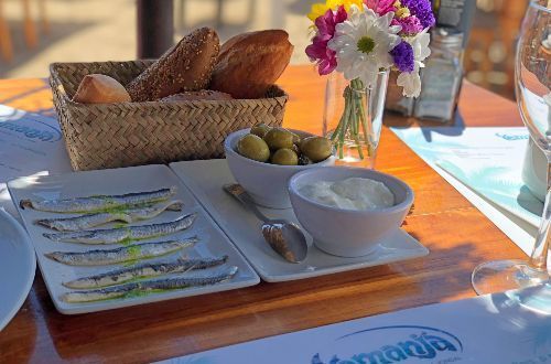 Descubre lo mejor de Ibiza, isla que pertenece a las Baleares. Mar Mediterráneo, calas y playas con aguas turquesas, arena fina y blanca, atardecer de ensueño, gente guapa, ambiente cool, fiesta de día y de noche, restaurantes elegantes, chiringuitos molones y gastronomía con pescados frescos y hoteles de lujo.