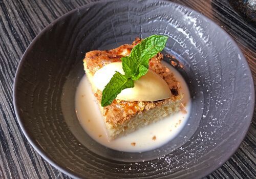 El Restaurante Hielo y Carbón está ubicado en el Hotel Hyatt Centric Gran Vía de Madrid. El Chef al mando es Pablo Bernal de la Cierva, que ofrece dos tipos de cocina, Peruana, como el Ceviche de Rosa Merino y Española, como el Chocolate con Churros. Amplia y original coctelería. Brunch los Domingos.