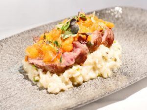 Restaurante-Fortuny-Madrid-Tataki-Ibérico-con-Risotto-de-Pistachos-y-Papaya-fresca