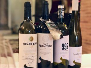 Bodega-Finca-Río-Negro-Botellas-Vino