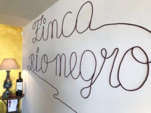 Bodega-Finca-Río-Negro-Pared