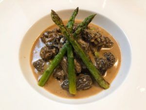 Restaurante-Bosque-Madrid-Colmenillas-con-Foie-y-Espárragos