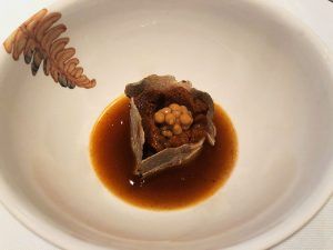 Restaurante-Coque-Madrid-Huevas-de-Erizo-de-Mar-con-Guiso-de-Callos-a-la-Madrileña-y-Puré-de-Pochas-con-Curry-Verde