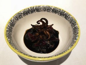 Restaurante-Coque-Madrid-Pulpets-Melosos-con-Tendones-de-Ternera-Crujientes--Salsa-de-Yuzu-y-Encurtidos