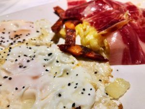 Alicante-Gastronomía-Mesón-Pincelín-Almansa-Huevos-Patatas-a-lo-Pobre-y-Jamón-Ibérico