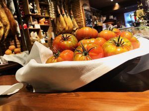 Alicante-Gastronomía-Mesón-Pincelín-Interior-Tomates