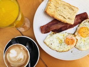 Gastronomía-Valencia-Brunch-Corner-Café-ZUmo-Huevos-Bacon