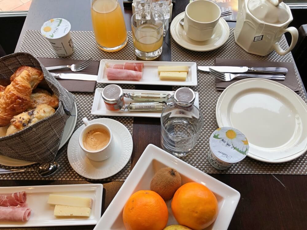 Gastronomía-Perpignan-Narbonne-Carcassonne-Hotel-Du-Chateau-Desayuno