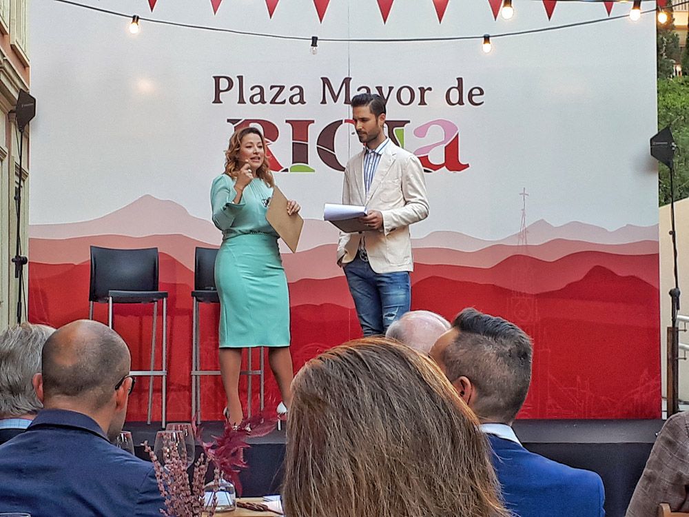 ALMUDENA Y KIKE PLAZA MAYOR DE RIOJA, VIÑEDOS SINGULARES DE LA RIOJA