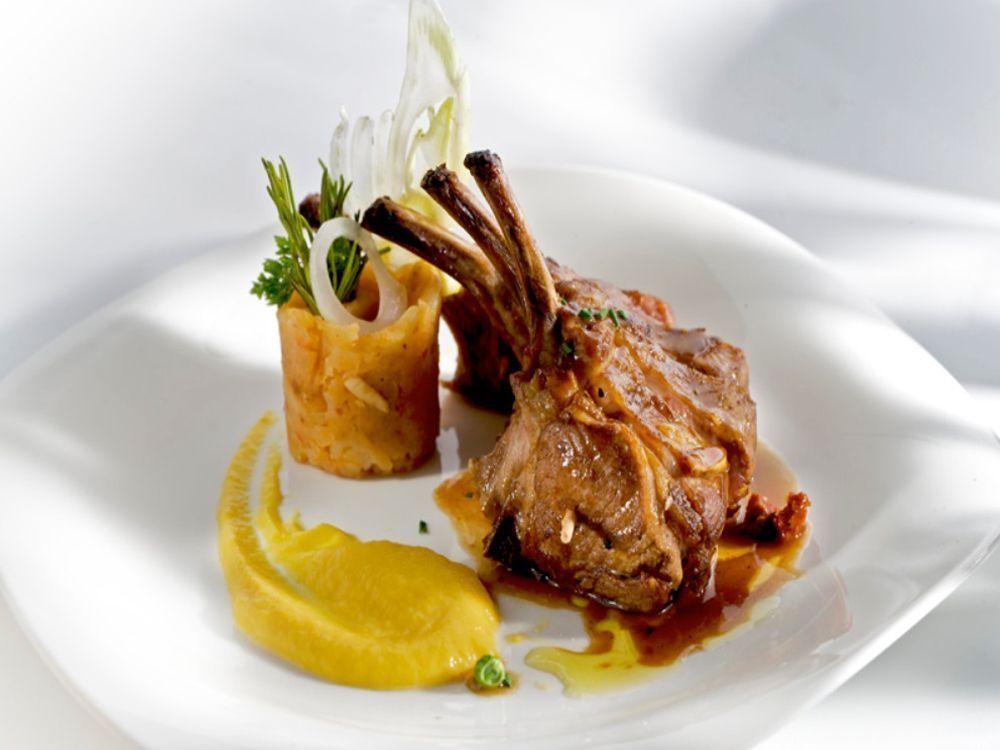 CENA CON FLAMENCO EN MADRID Corona de Cordero Pré-Salé con Puré de Calabaza y Patatas Rustidas CARNE