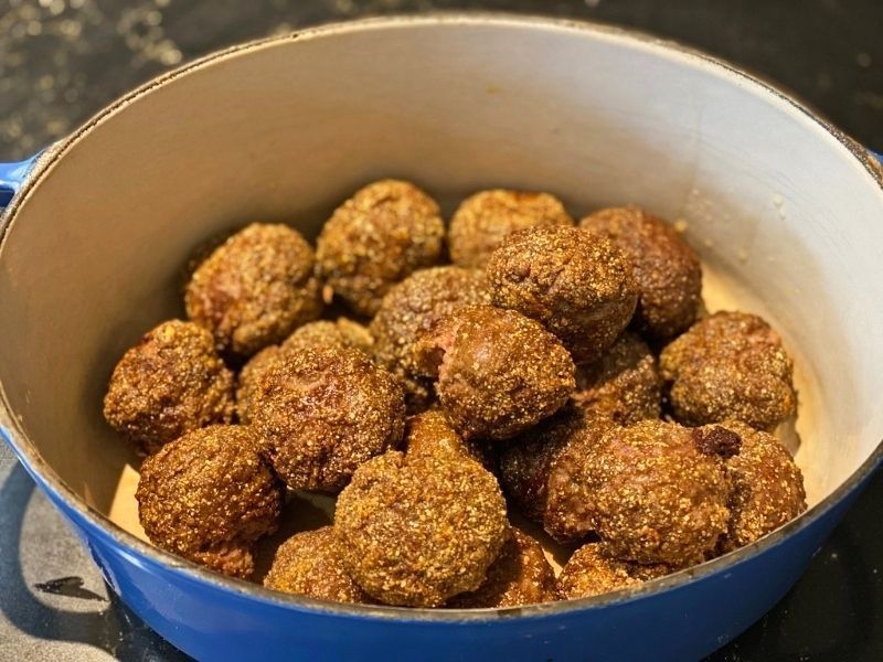 freír albóndigas con tomate