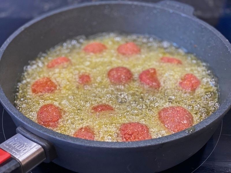 freír albóndigas con tomate