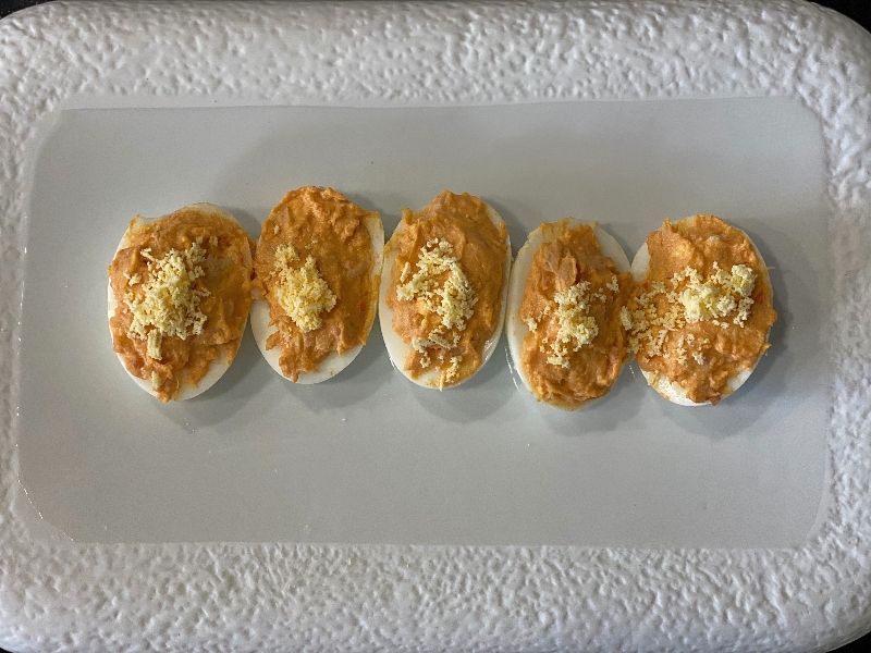 huevos rellenos de atún presentación