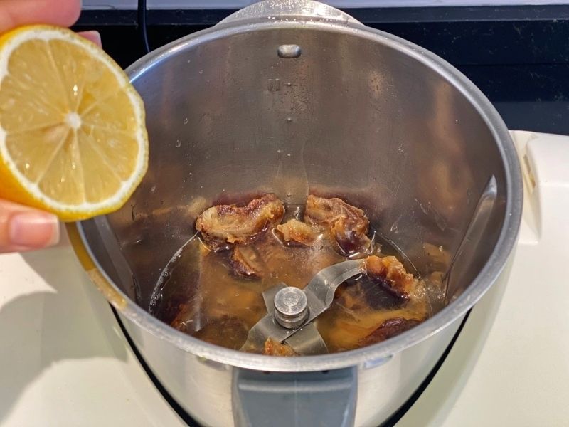 TRITURAR LOS INGREDIENTES SIROPE DE DÁTILES MEDJOUL