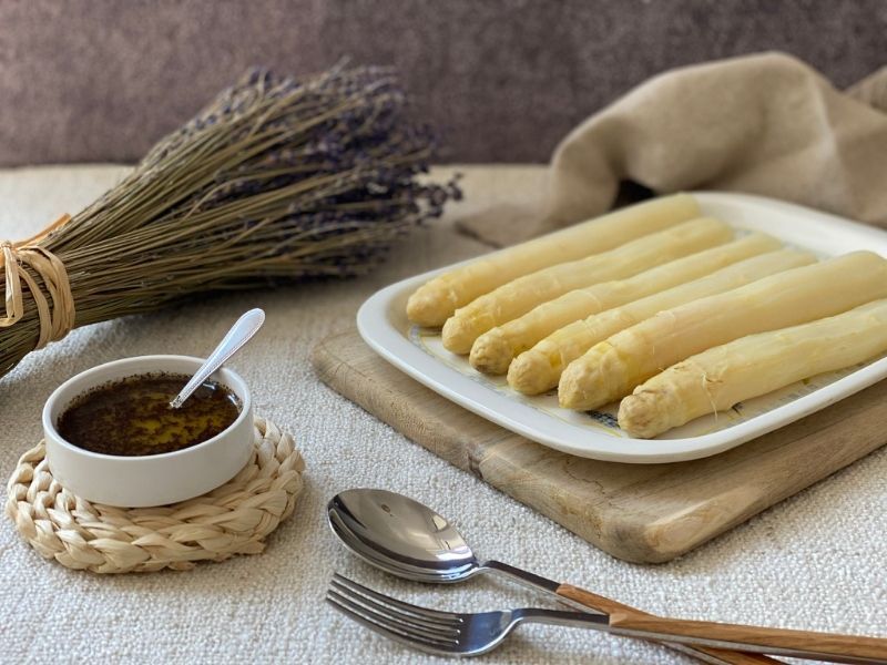 recetas espárragos blancos con ajo negro