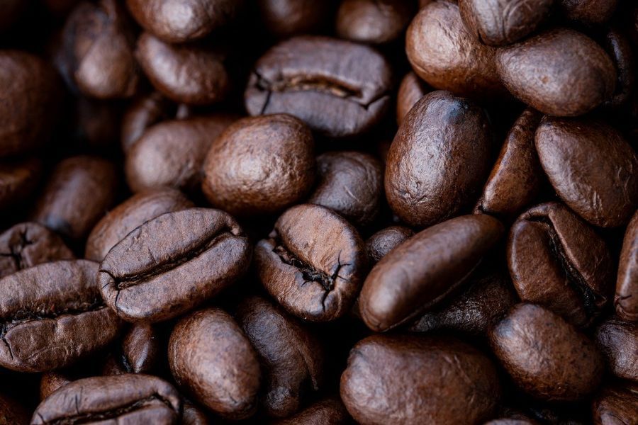 un buen día con granos de café