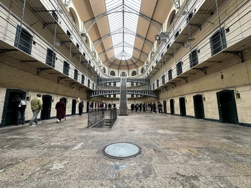 GUIA VIAJAR A DUBLÍN - KILMAINHAM GAOL patio carcel