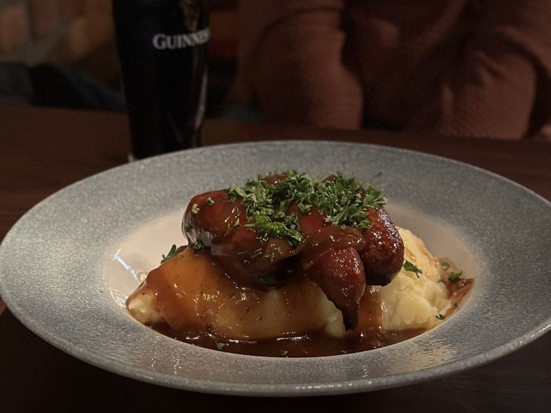 GUIA VIAJAR A DUBLÍN - THE CELT bangers ans mash salchichas pure patatas