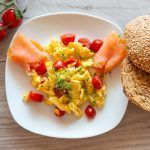 Receta casera de huevos revueltos con salmón ahumado huevos revueltos con salmón