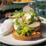 Receta casera de tostadas de aguacate con huevo tostada de aguacate y huevo escalfado