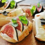 Receta casera de tostadas con ricotta y frutas tostada de ricota
