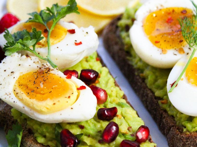 Tostadas de aguacate y huevo cocido