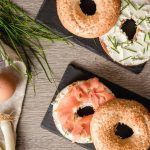 Receta casera de bagels con queso crema y salmón ahumado Bagels con queso crema y salmon ahumado (portada)