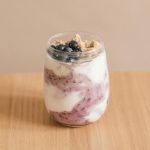 Receta casera de batido de arándanos y yogur griego Batido de arandanos y yogur griego (portada)