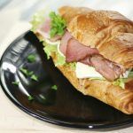 Receta casera de croissant con jamón y queso Croissant con jamon y queso (portada)