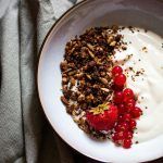 Receta casera de granola con frutas y yogur Granola con frutas y yogur (portada)