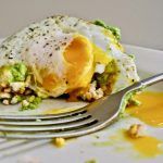 Receta casera de huevos al horno en aguacate Huevos al horno en aguacate (portada)