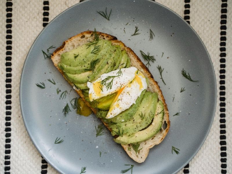 Tostadas de aguacate con huevo escalfado 2