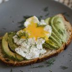 Receta casera de tostadas de aguacate con huevo escalfado Tostadas de aguacate con huevo escalfado (portada)
