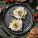 Receta casera de huevos al horno con aguacate huevos al horno con aguacate (portada)