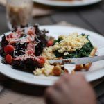 Receta casera de huevos revueltos con espinacas y tomates cherry huevos revueltos con espinacas