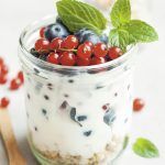 Receta casera de parfait de yogur y muesli con mantequilla de almendras Parfait de yogur y muesli (portada)