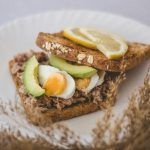 Receta casera de tostadas de bonito con aguacate Tostadas de bonito y aguacate (portada)