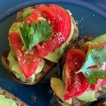 Receta casera de tostadas con tomate, aguacate y albahaca tostadas de tomate y aguacate