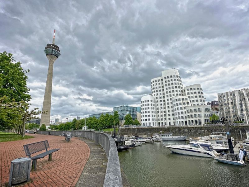 DUSSELDORF - Rheinturm y Casas de Gehry