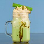 Receta casera de batido de proteína con matcha y espinacas batido de proteína