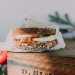 Receta casera de bocadillo de jamón serrano con tomate y aove bocadillo de jamón