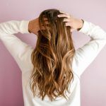 ¿Cómo cuidar el cabello en verano? Trucos y consejos para mantener un cabello saludable cuidar el cabello en verano